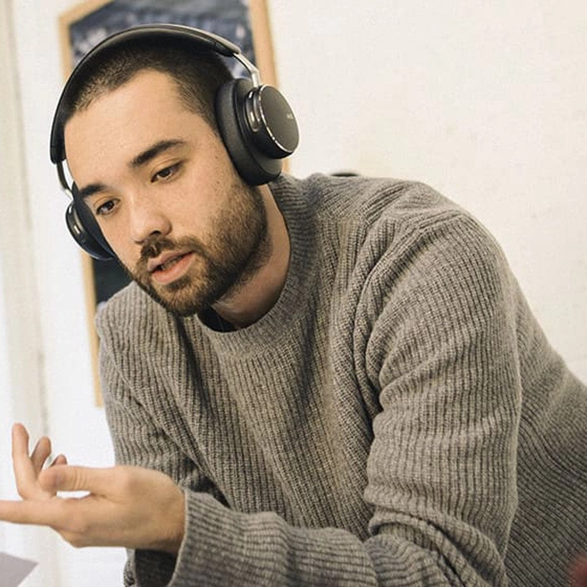 Mann med AKG N9 Hybrid på kontoret