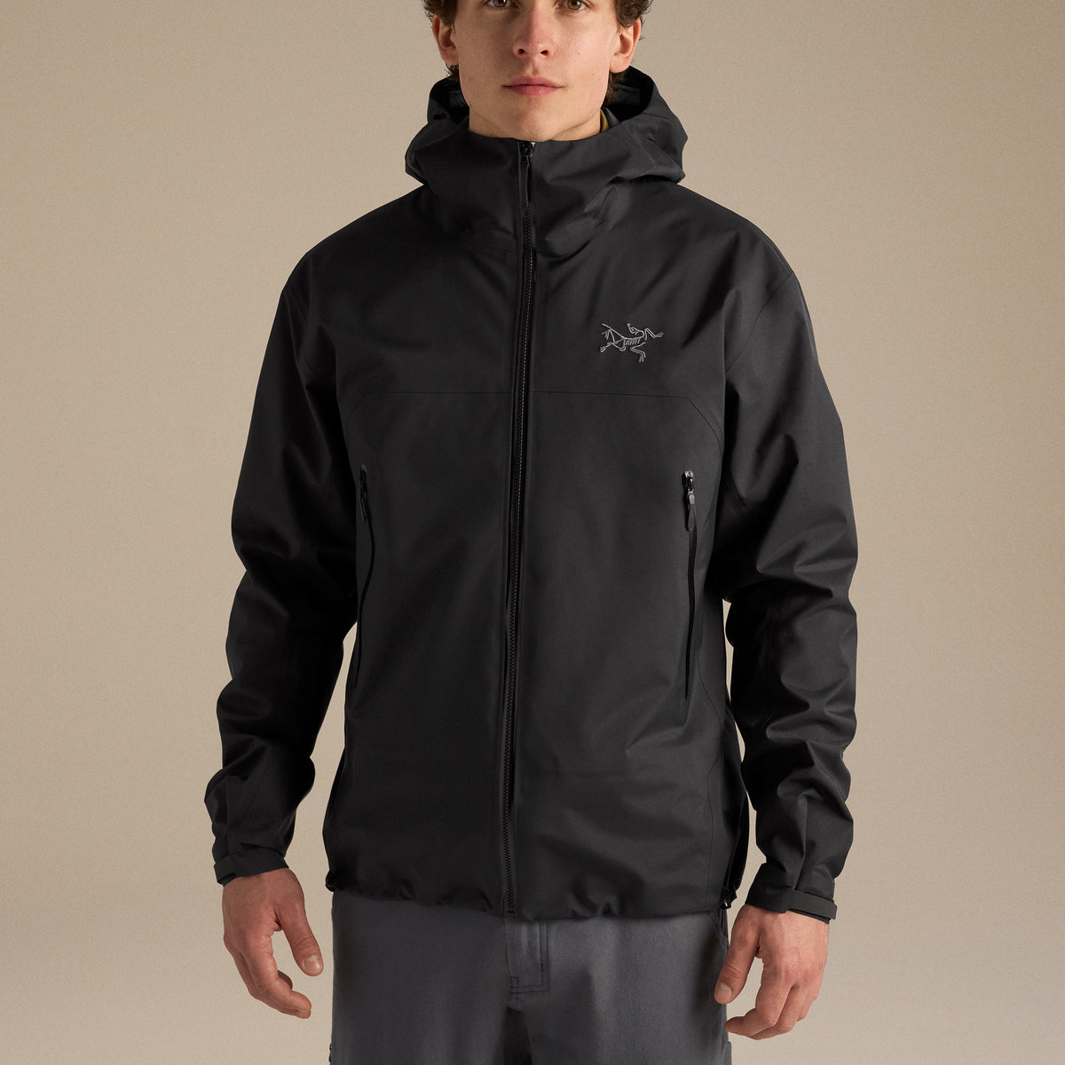 Mann i svart Beta Jacket, sett forfra