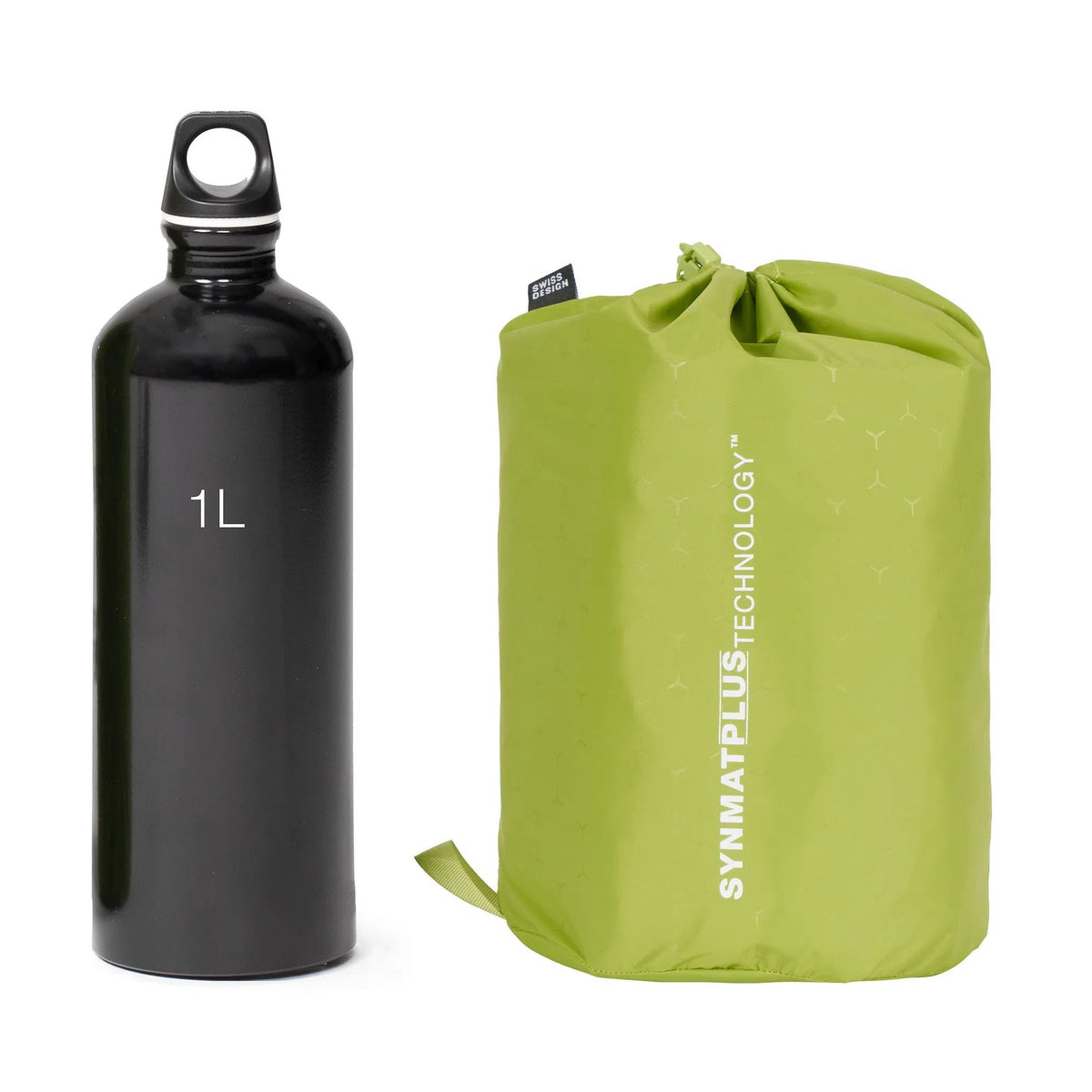 Underlaget pakket i posen, ved siden av en 1-liters flaske