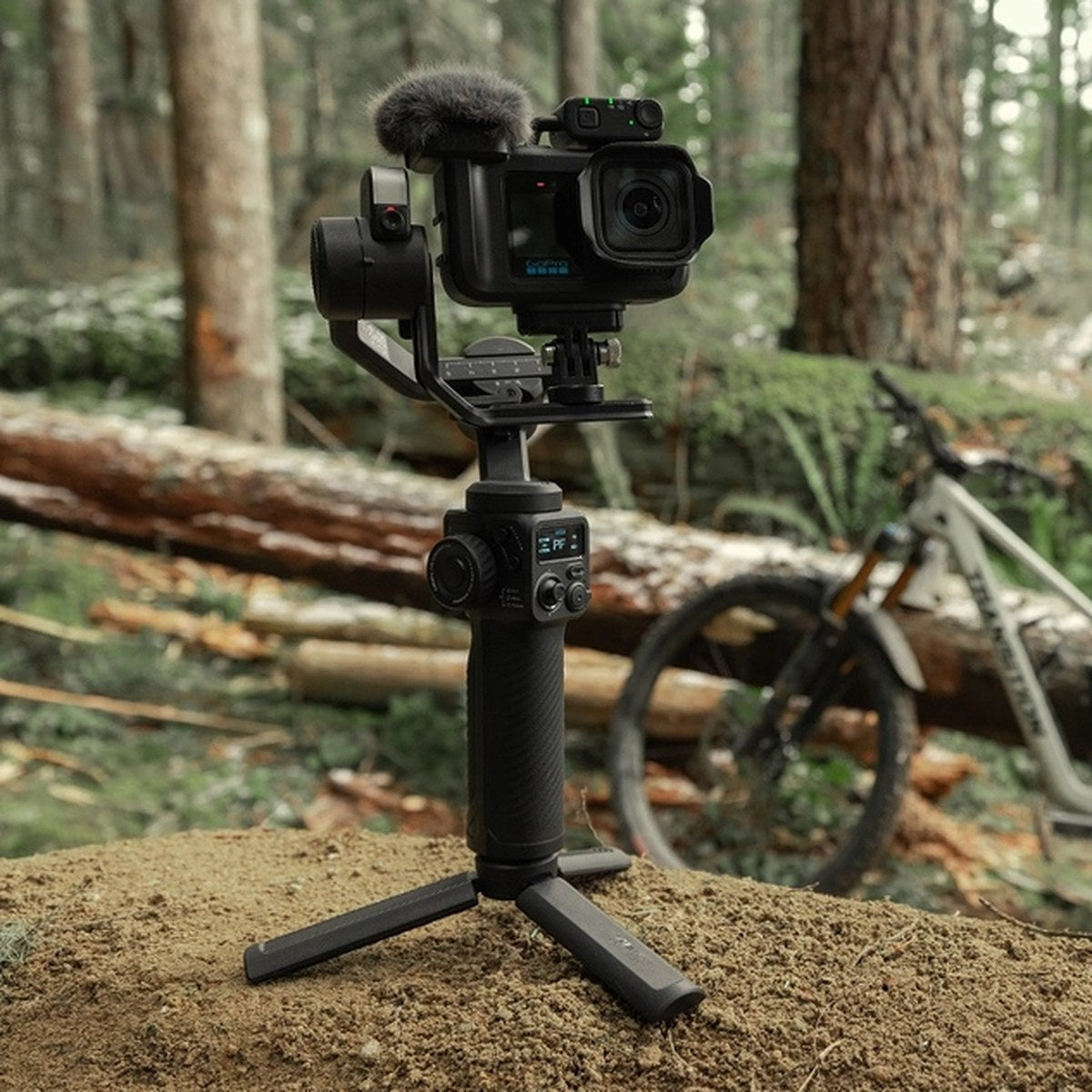 Mission 1 Pro på stativ i skogen med sykkel i bakgrunnen