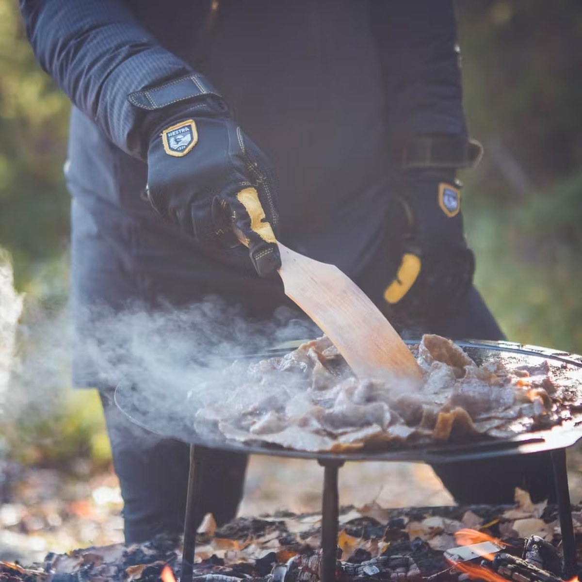 Hansker i bruk ved grilling over bål ute