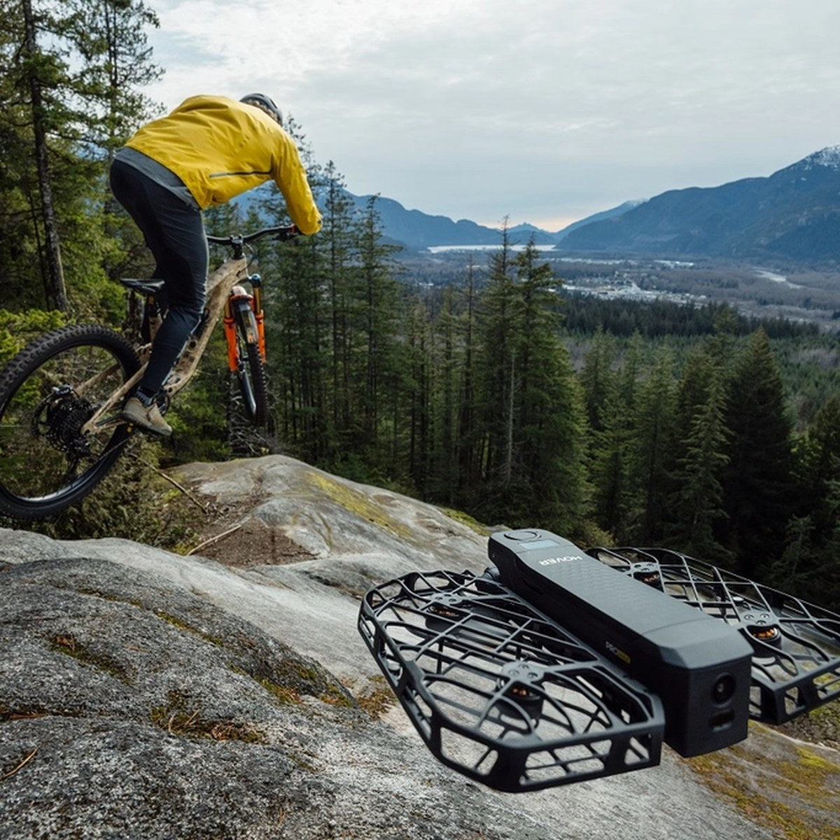 X1 Pro som filmer en terrengsyklist på svaberg