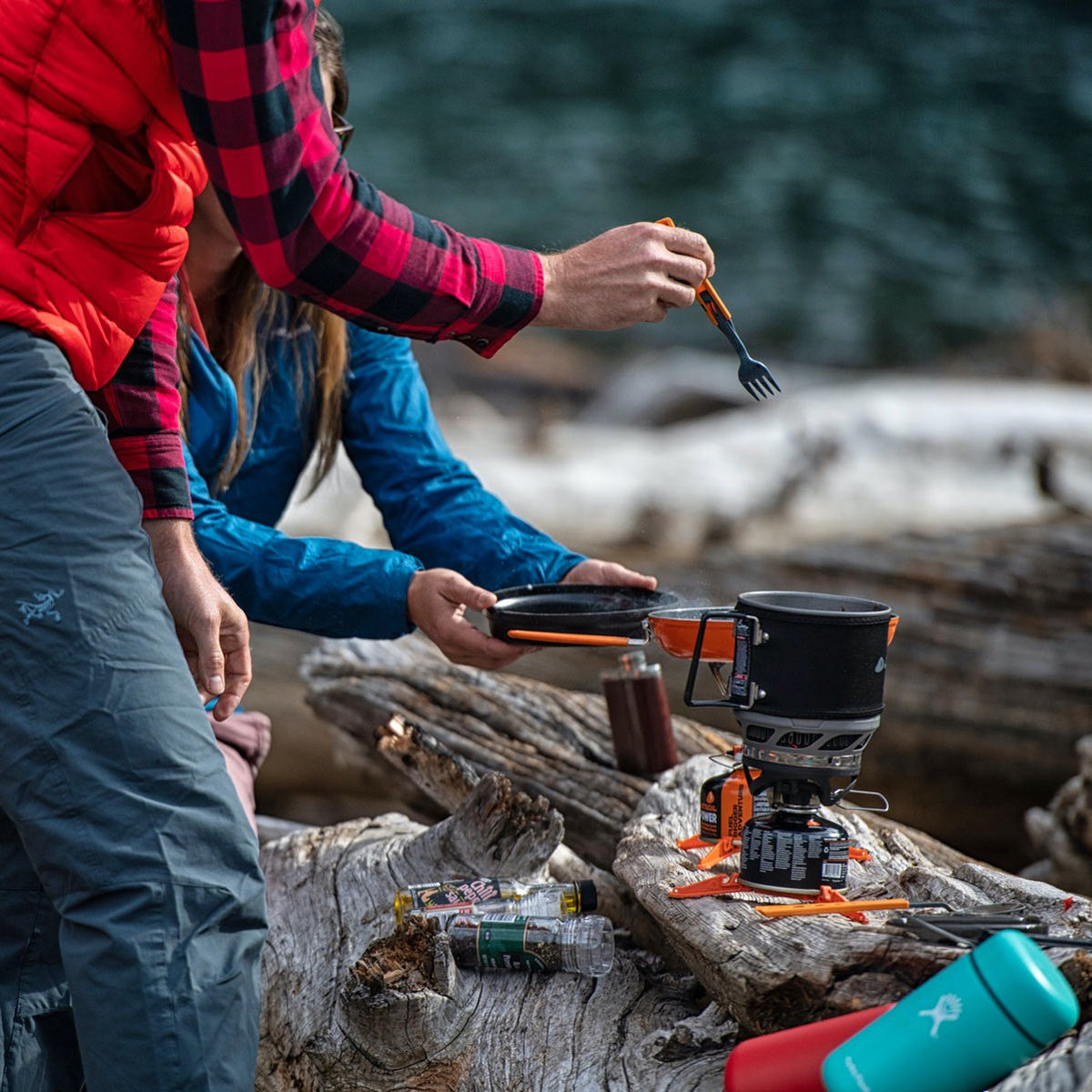 To personer som lager mat på Jetboil MiniMo ved vannet