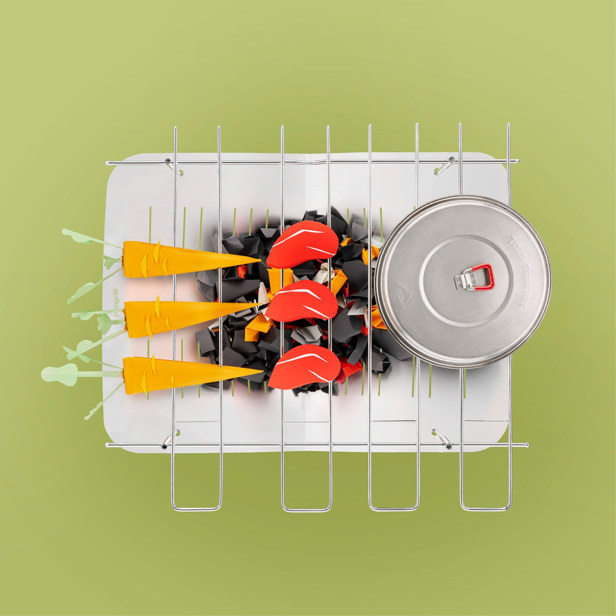 Bålpannen sett ovenfra med grillspyd, grillmat og kjele