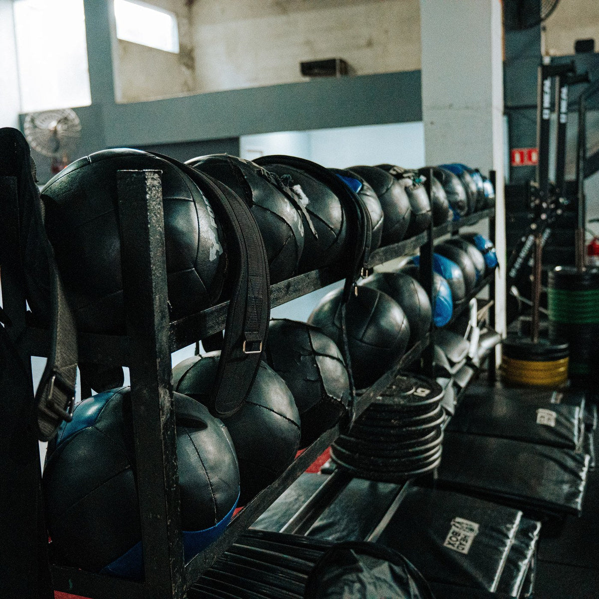 Treningsrom med kettlebells og vekter