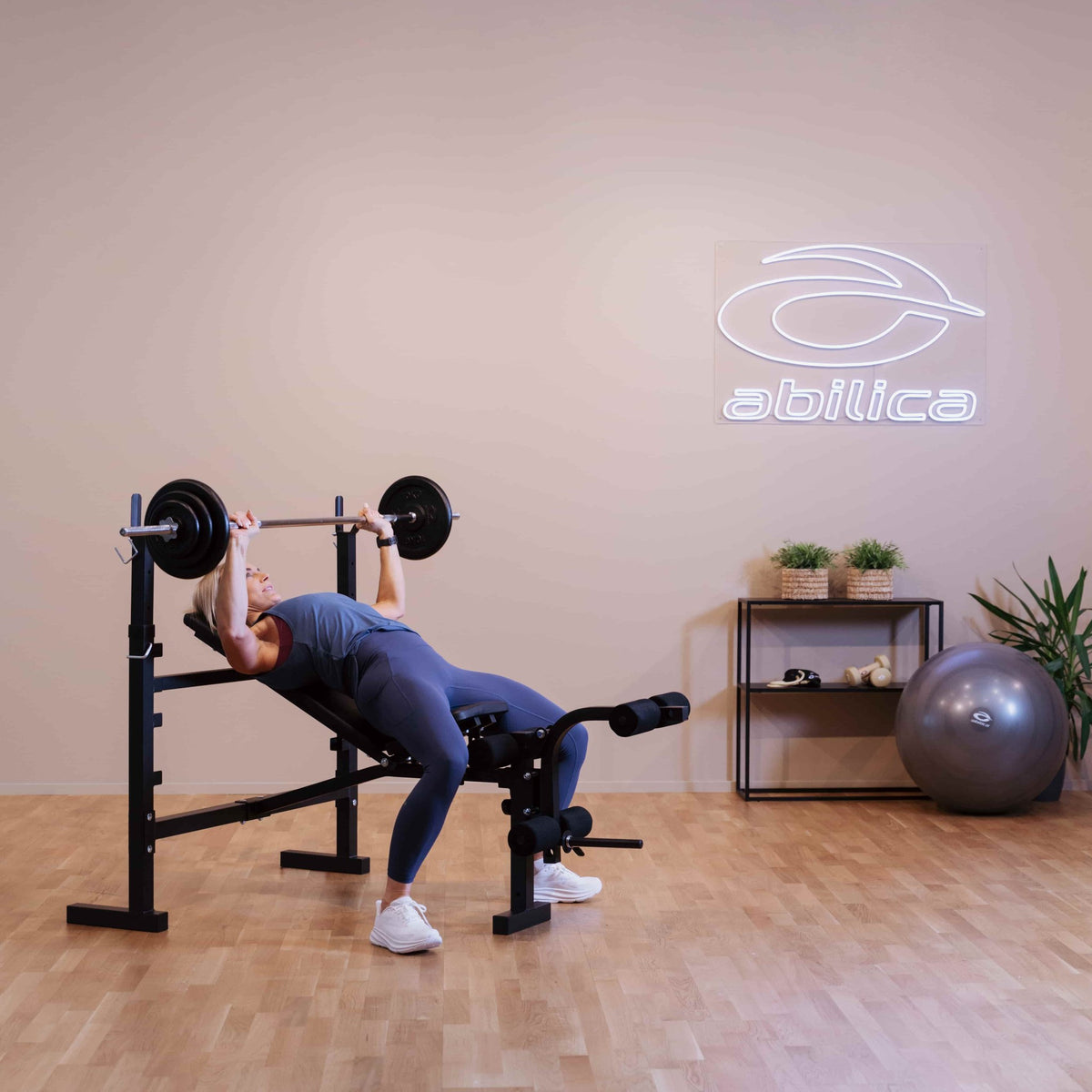 Mann som tar benkpress på Abilica 3150-benken