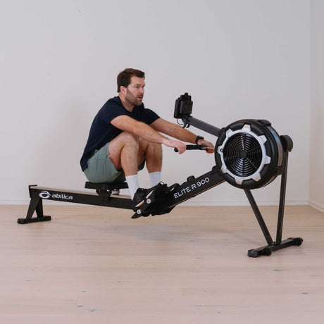 Mann som ror på Elite R 900
