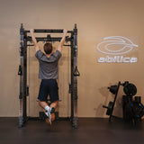 Mann som tar pull-ups i PR 550