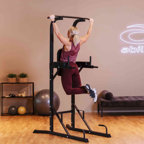 Kvinne som tar pull-ups, sett bakfra