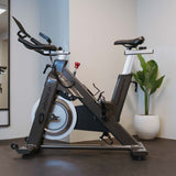 Spinningsykkelen i et treningsrom