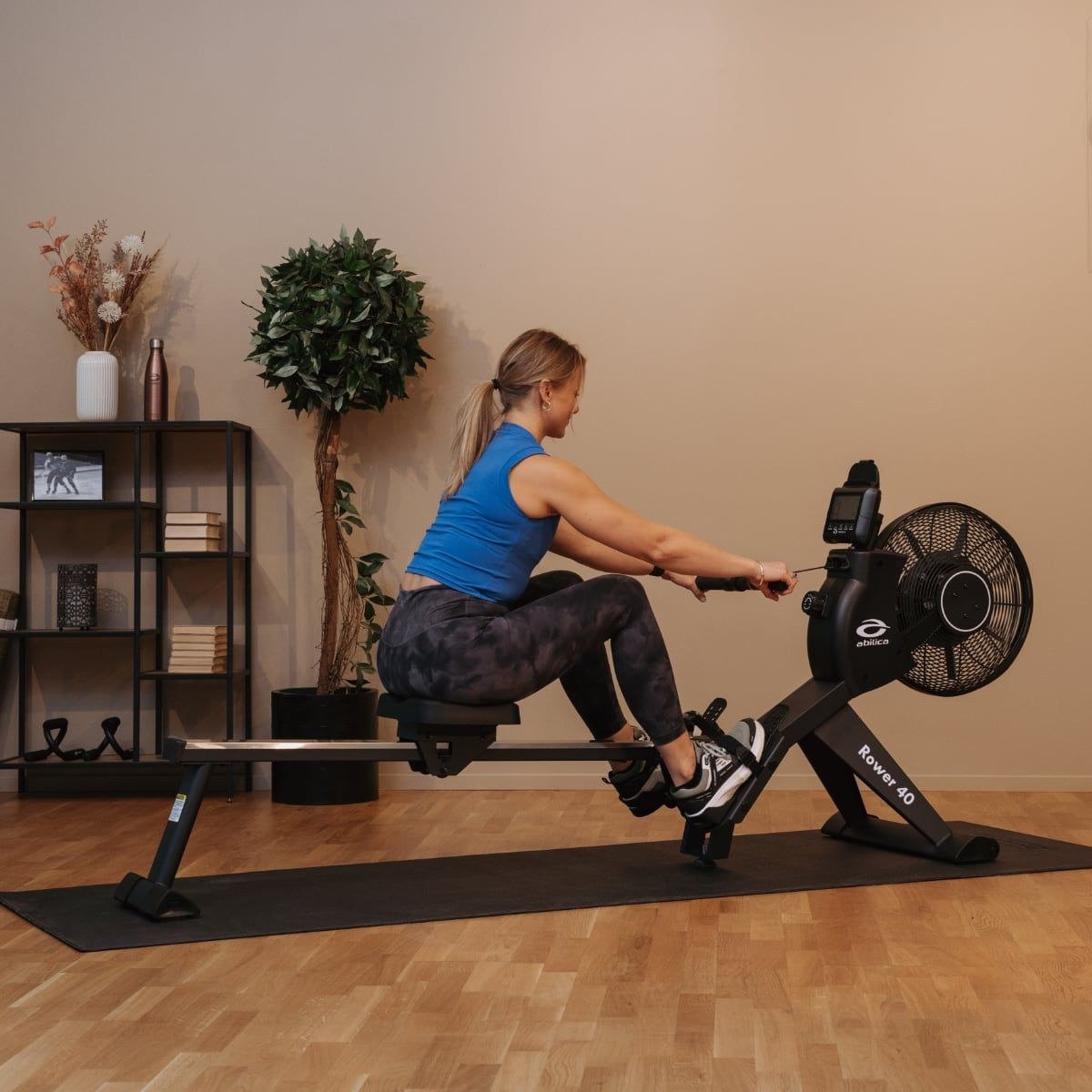 Kvinne som ror på Rower 40 i en stue