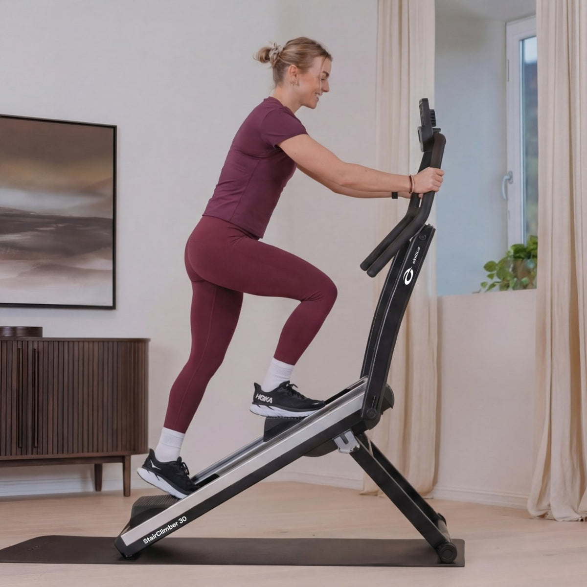 Kvinne som trener på StairClimber 30