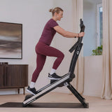 Kvinne som trener på StairClimber 30