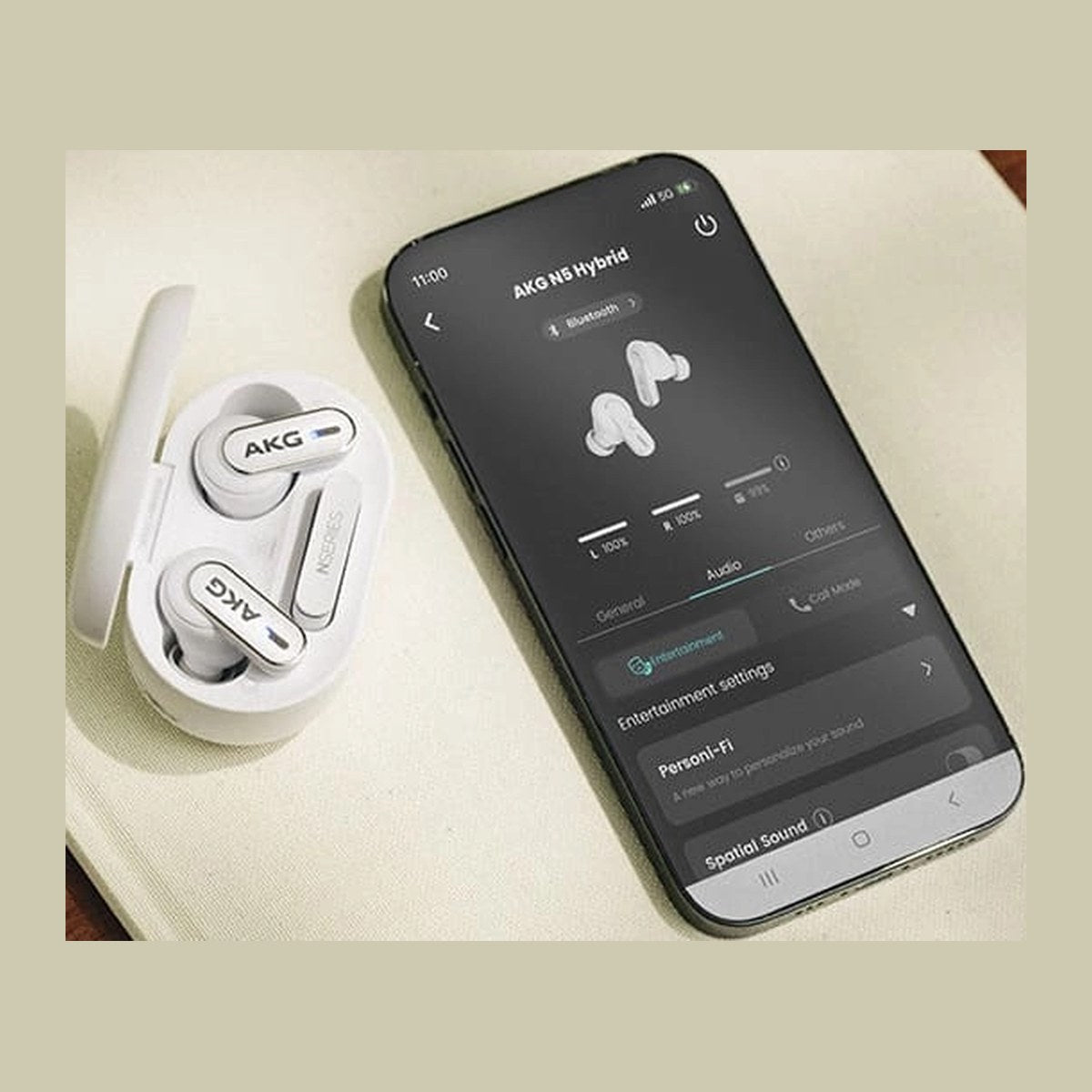 Øreproppene ved siden av en telefon med AKG-appen