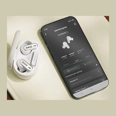 Øreproppene ved siden av en telefon med AKG-appen