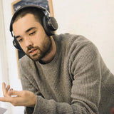 Mann med AKG N9 Hybrid på kontoret