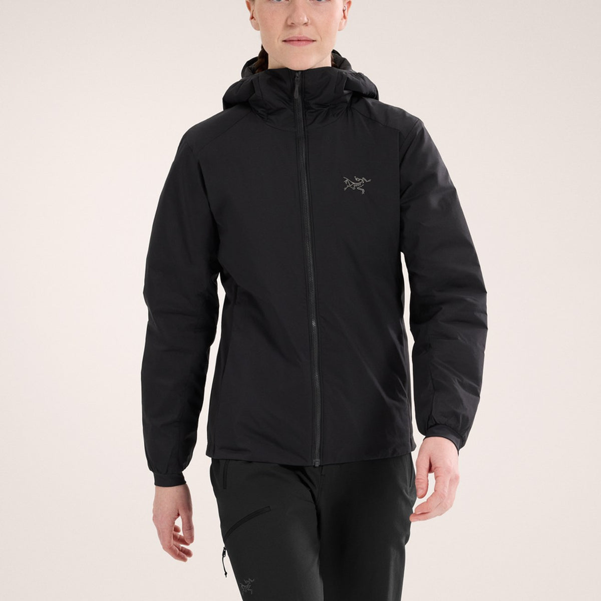Kvinne i svart Atom Hoody, sett forfra