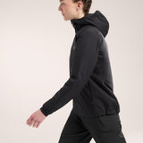 Kvinne som går i Atom Hoody, sett fra siden