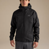 Mann i svart Beta Jacket, sett forfra