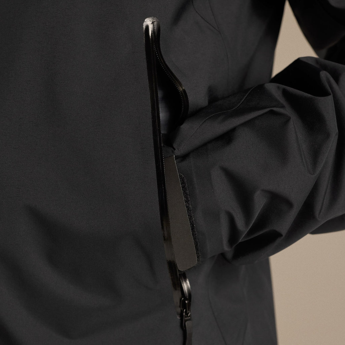 Nærbilde av ytterstoffet og glidelåsen på Beta Jacket