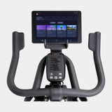 Nærbilde av styre og LCD-display på BowFlex C6