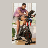 Mann som sykler på BowFlex C6 med nettbrett i holderen