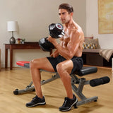 Mann som gjør bicepscurl sittende på en treningsbenk