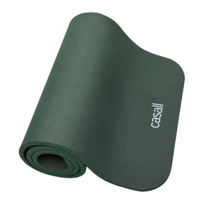 Casall Training Mat Medium i mørk grønn, delvis rullet