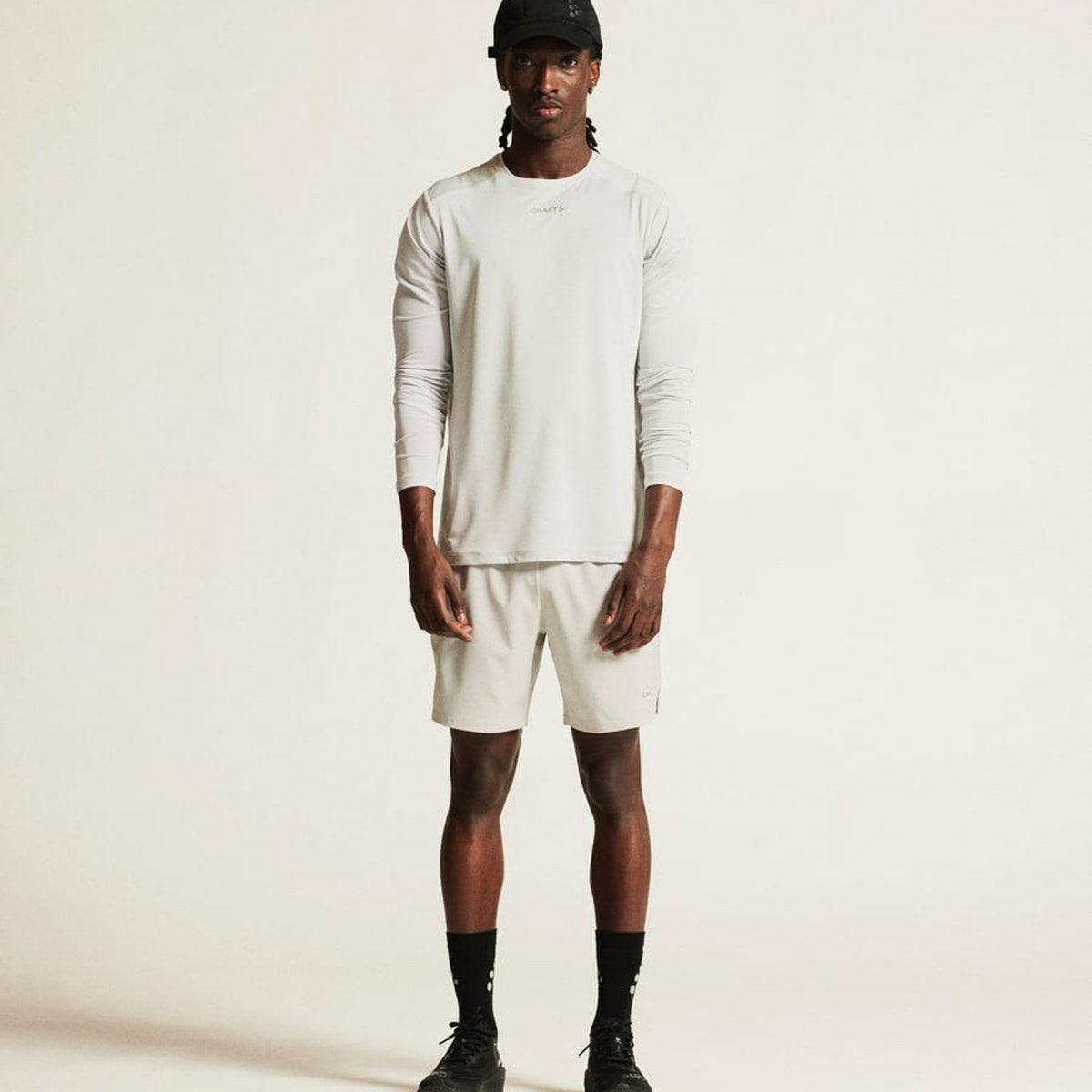 Mann i ADV Essence-trøye og shorts, helfigur