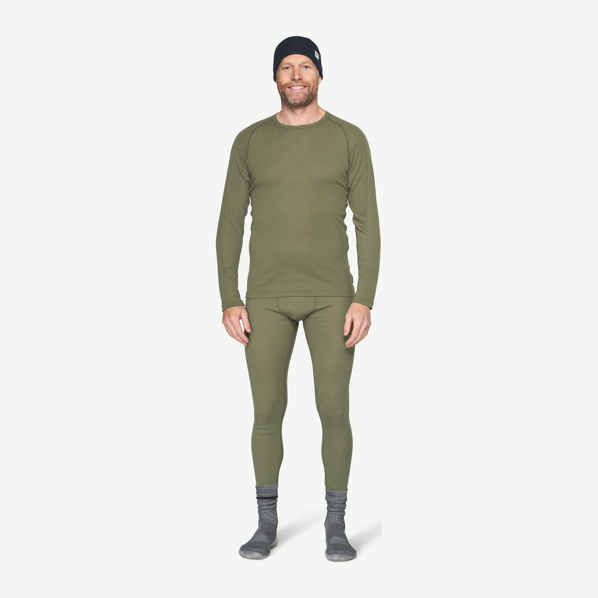 Mann i Adventure 190-trøye og ullongs, helfigur forfra