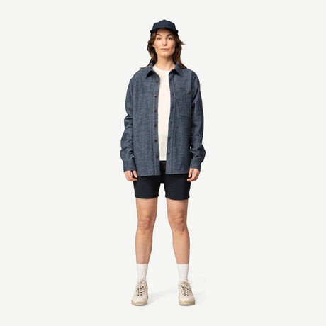 Kvinne i Merino Overshirt, helfigur