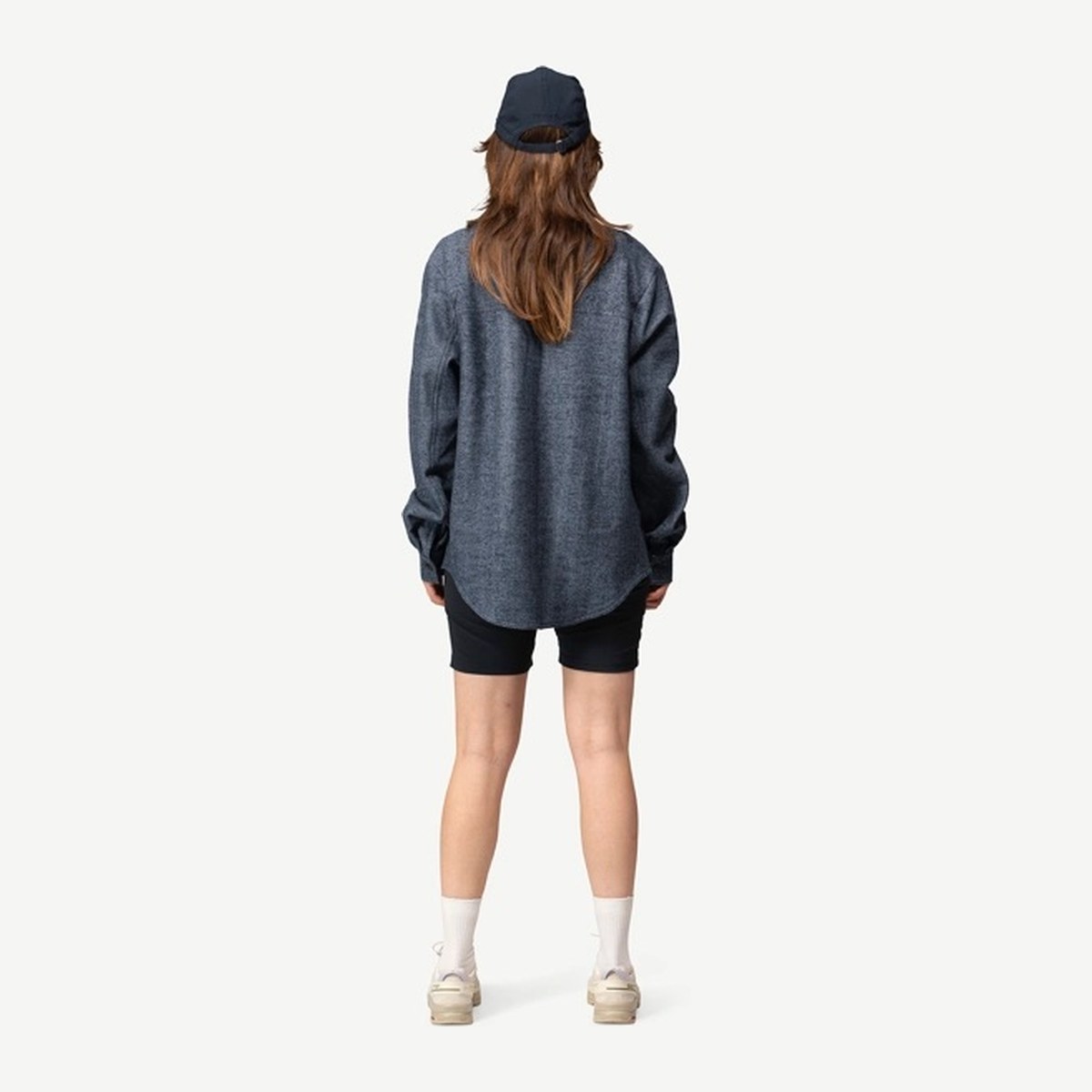 Kvinne i Merino Overshirt sett bakfra