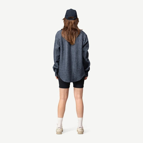 Kvinne i Merino Overshirt sett bakfra