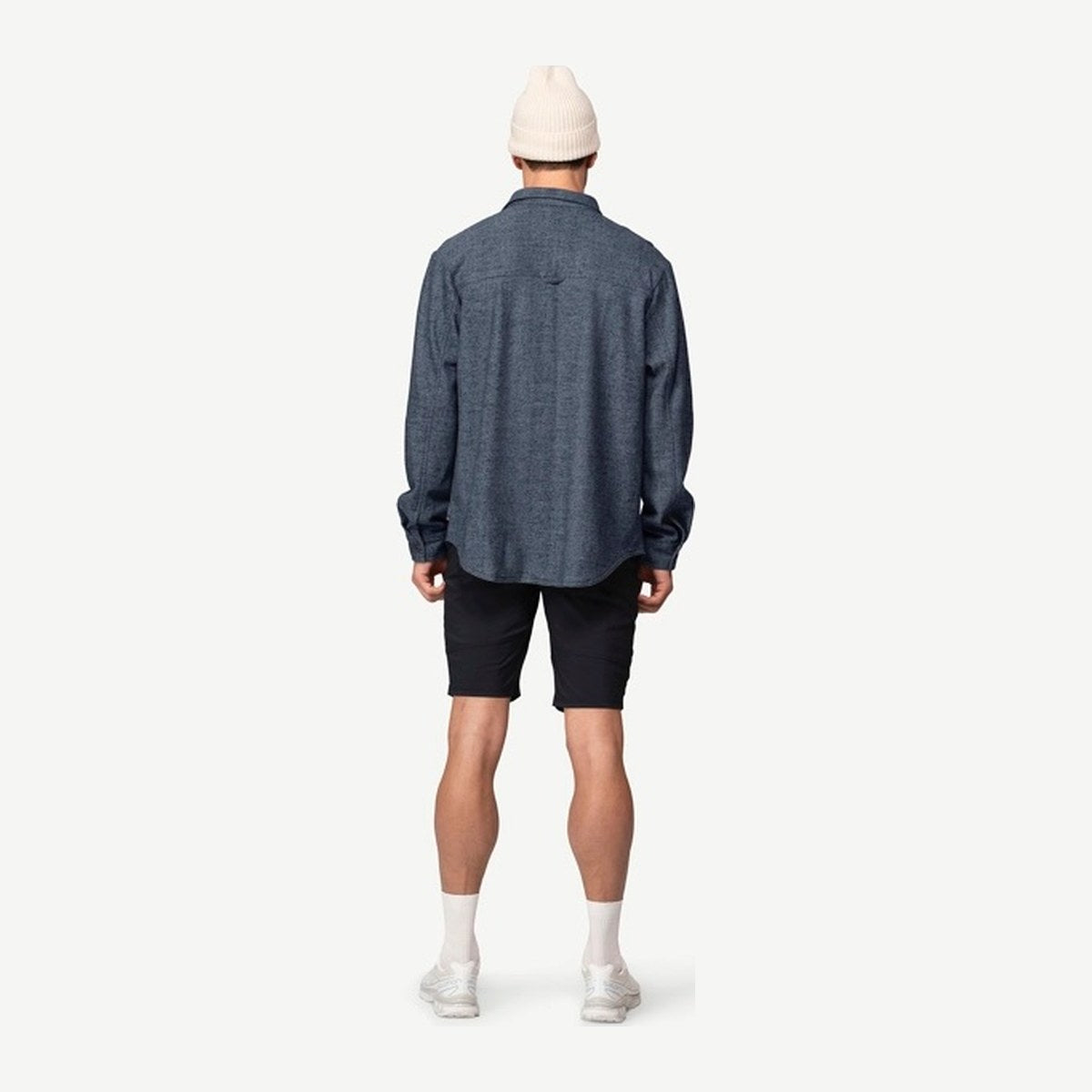 Mann i Merino Overshirt sett bakfra