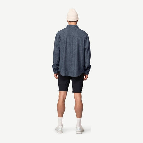 Mann i Merino Overshirt sett bakfra