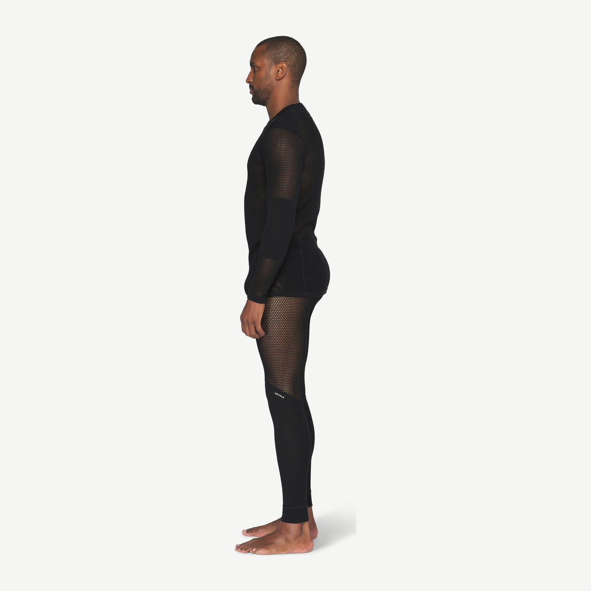 Wool Mesh Pro sett fra siden på modell