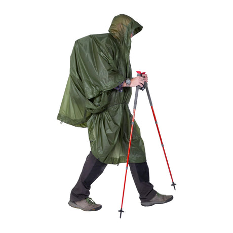 Ponchoen sett fra siden, trukket over ryggsekken
