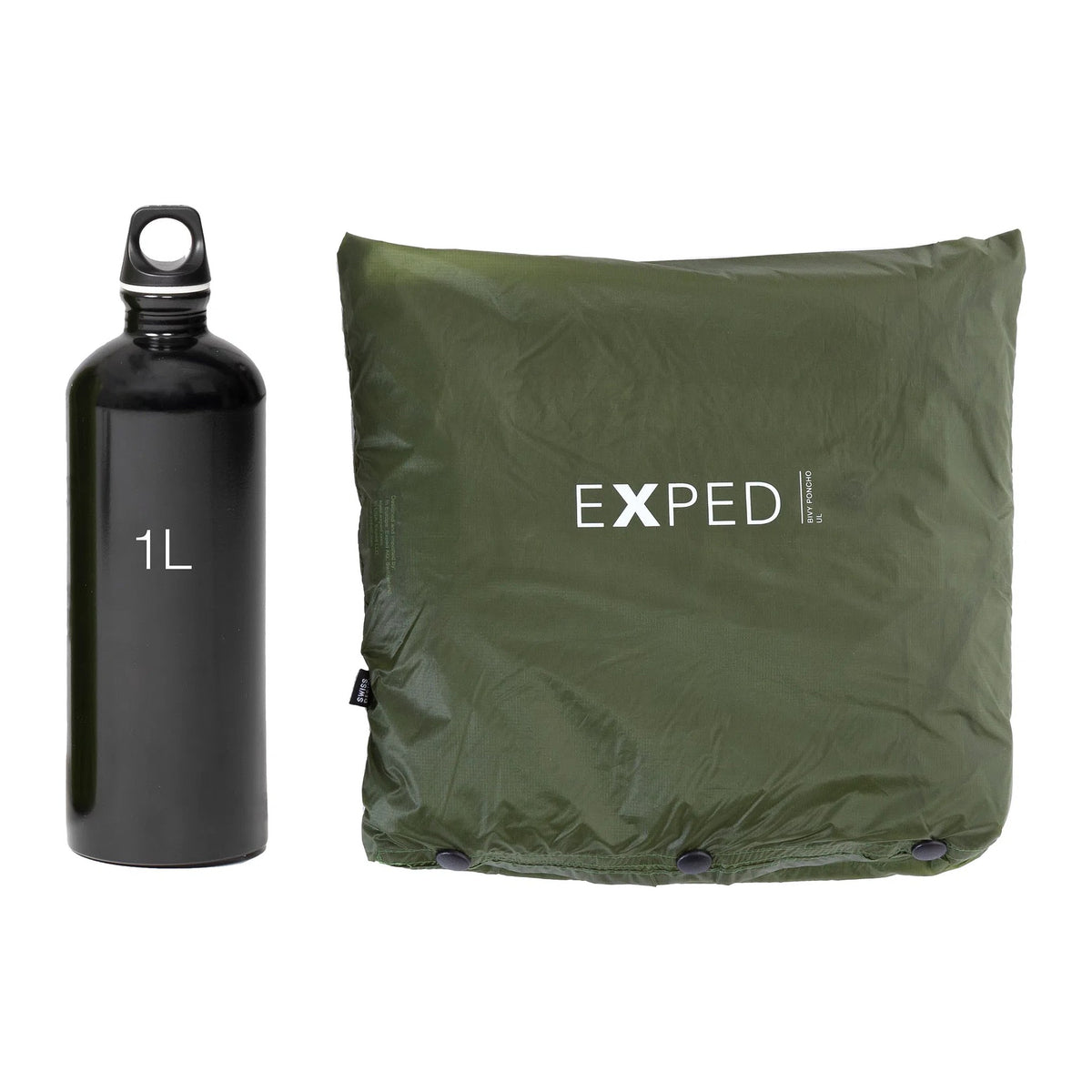 Ponchoen pakket i egen lomme, ved siden av en 1-liters flaske