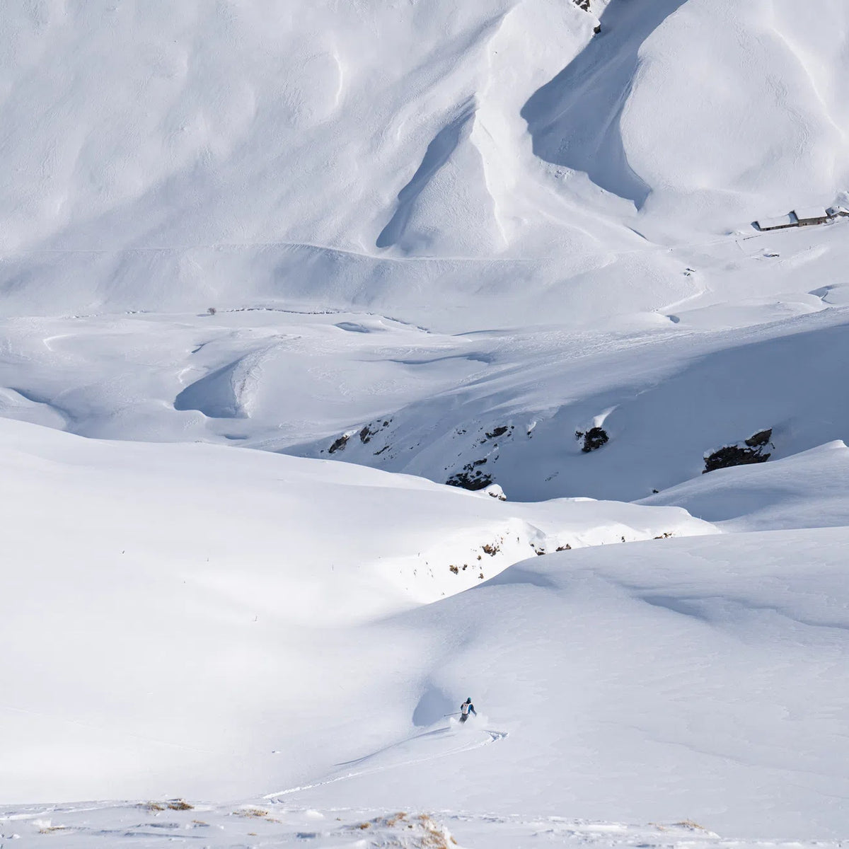 Toppturfolk i snødekt fjellandskap