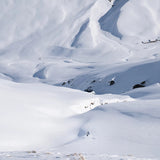 Toppturfolk i snødekt fjellandskap