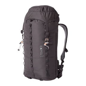 Exped Mountain Pro 40 i svart, sett forfra med daisy chains og stropper