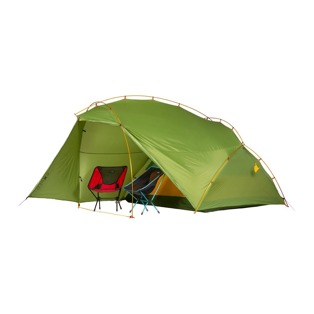 Forteltet åpnet på én side, med to campingstoler inni