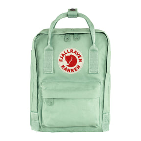 Fjällräven Kånken Mini i mintgrønt, sett forfra med logoen