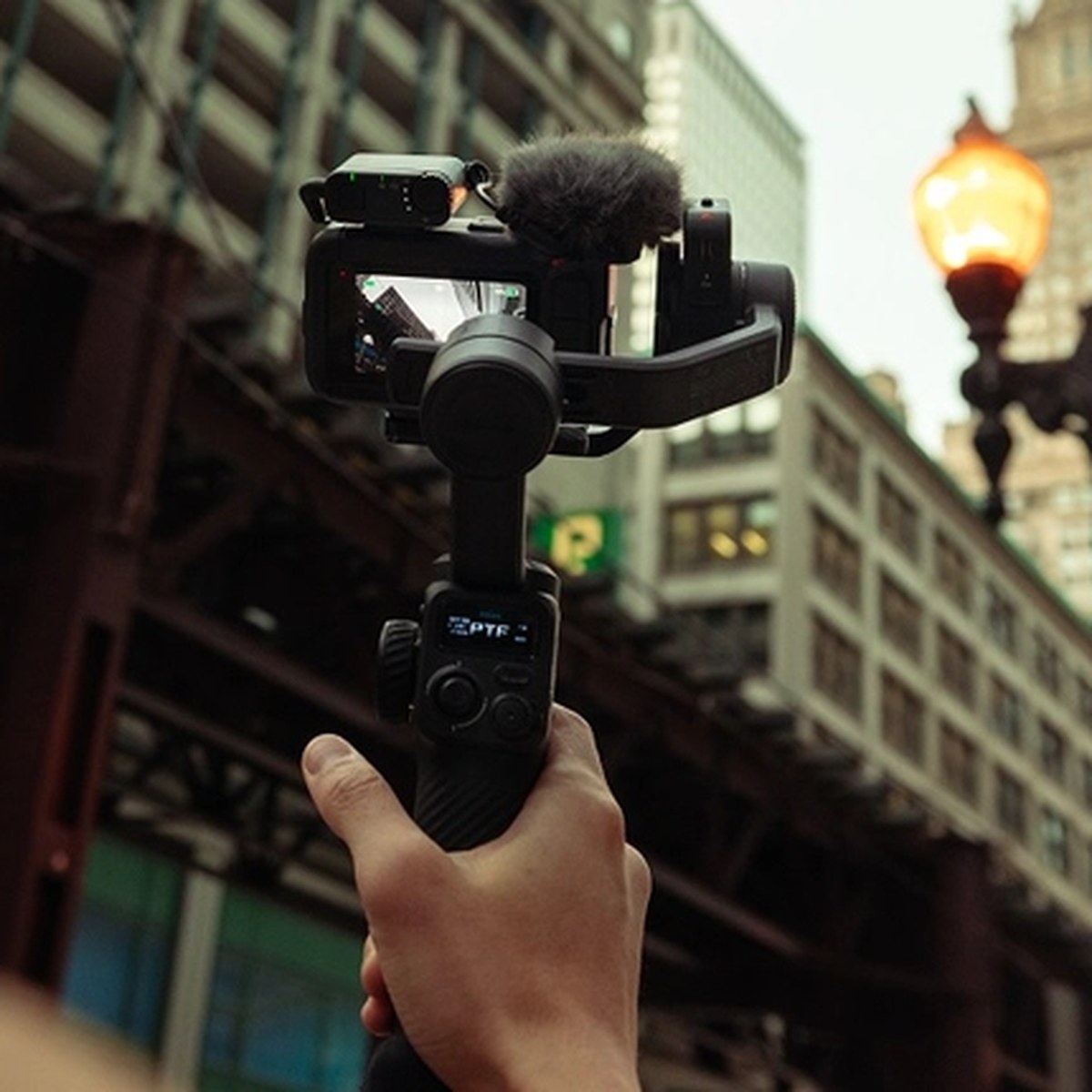 Person som filmer med Mission 1 Pro i byen