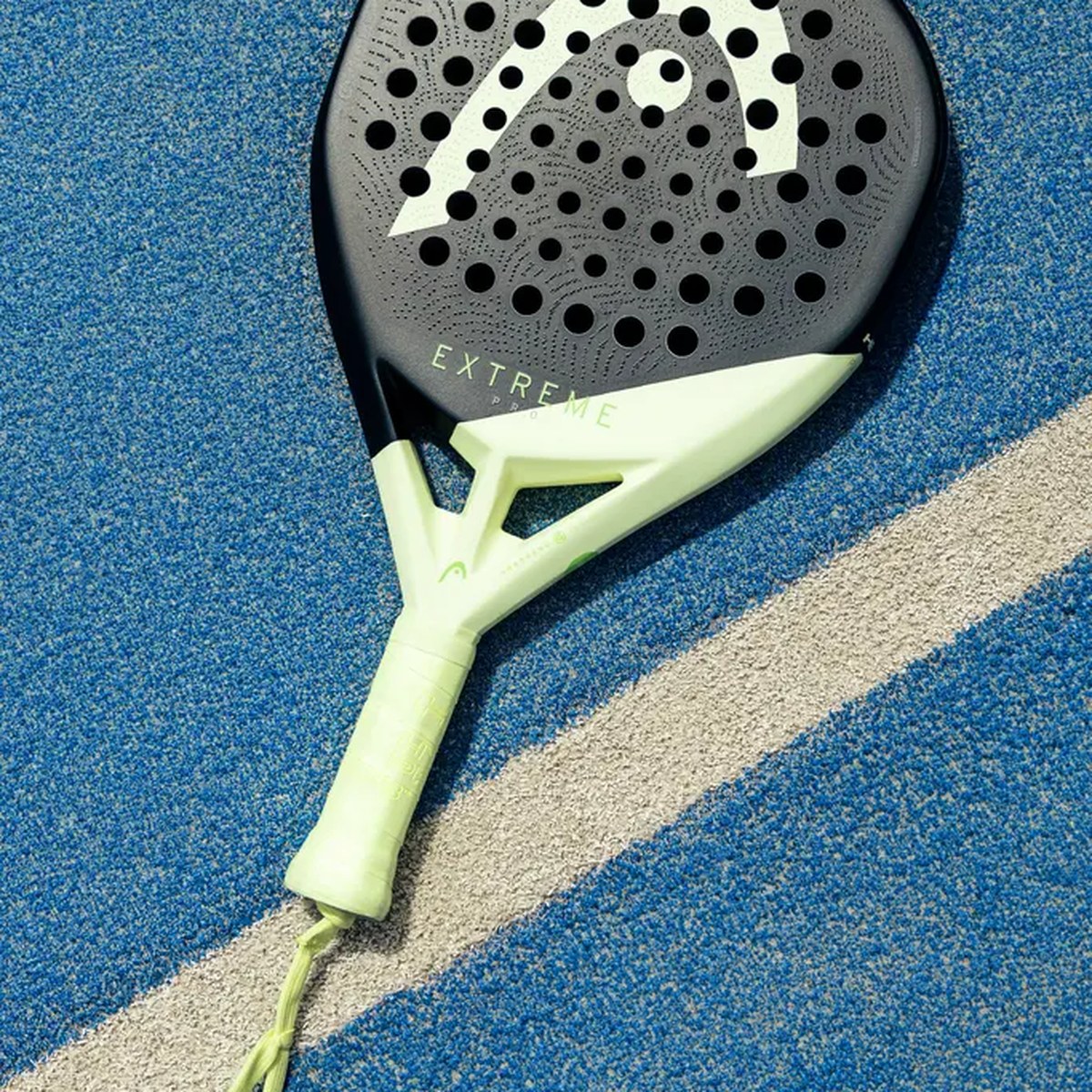 Extreme Pro liggende på en blå padelbane