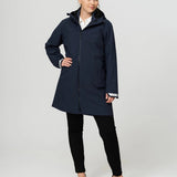 Kvinne i Metro Coat, helfigur