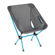 Helinox Chair Zero L med grått sete og blå ramme, sett skrått forfra