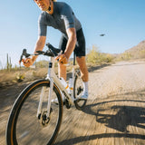 X1 Pro som filmer en grussyklist