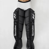 Person som hviler med Normatec-støvlene på