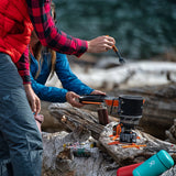 To personer som lager mat på Jetboil MiniMo ved vannet